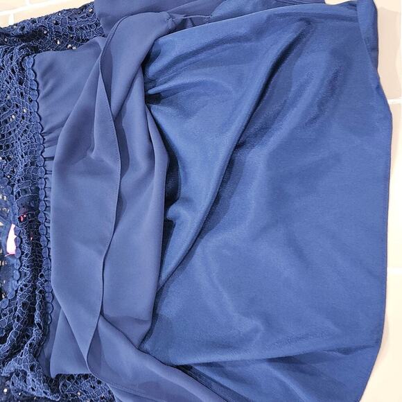 Lilly Pulitzer Amenna Navy Blue Bell Sleeve Crochet Lace Neck Top. Size 0. - Picture 6 of 8